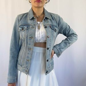 Vintage wash 2015 Levi’s light wash blue denim jacket. Women’s size xs